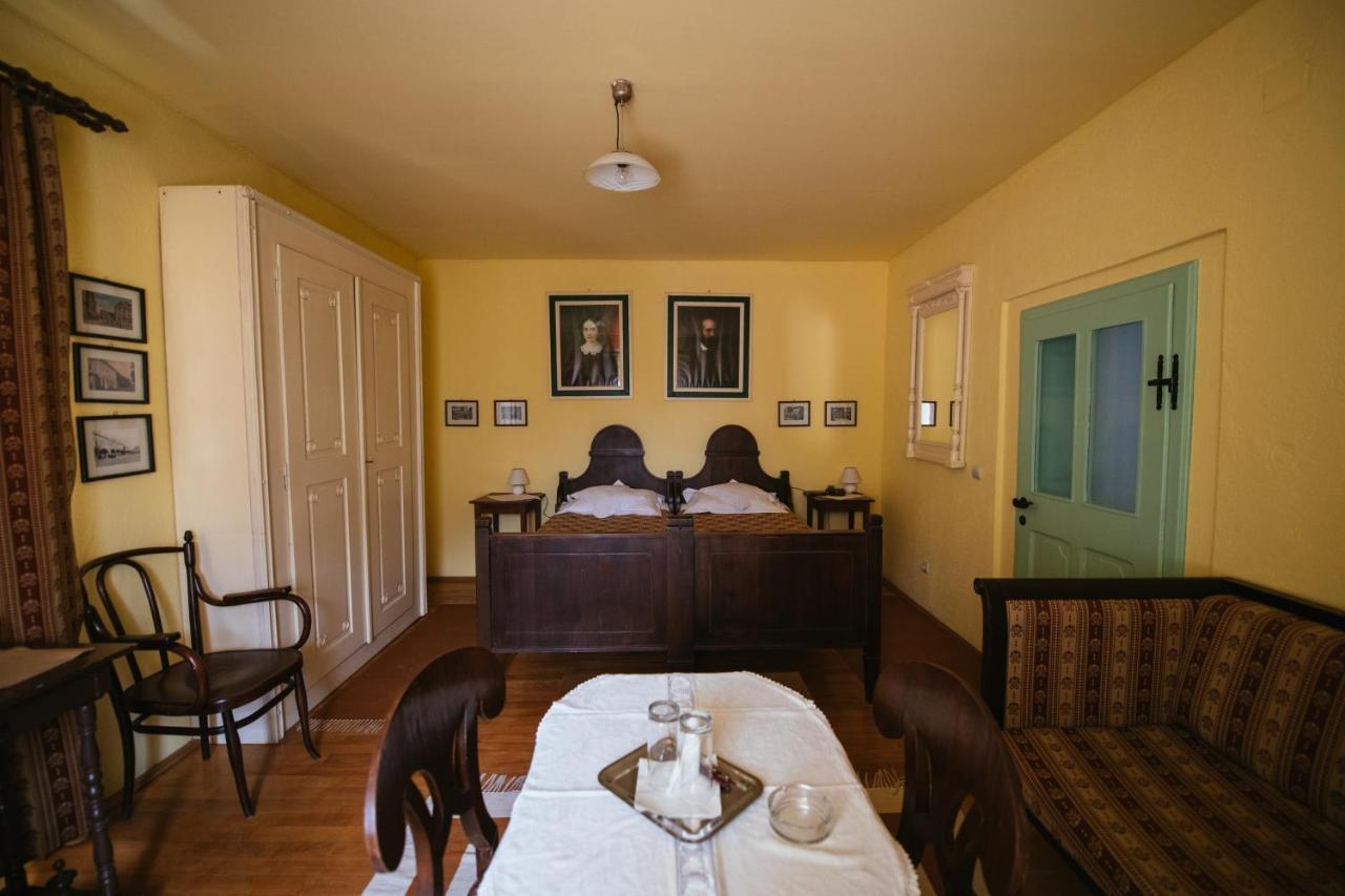 Voeroes Guest House Tirgu Secuiesc Exterior photo