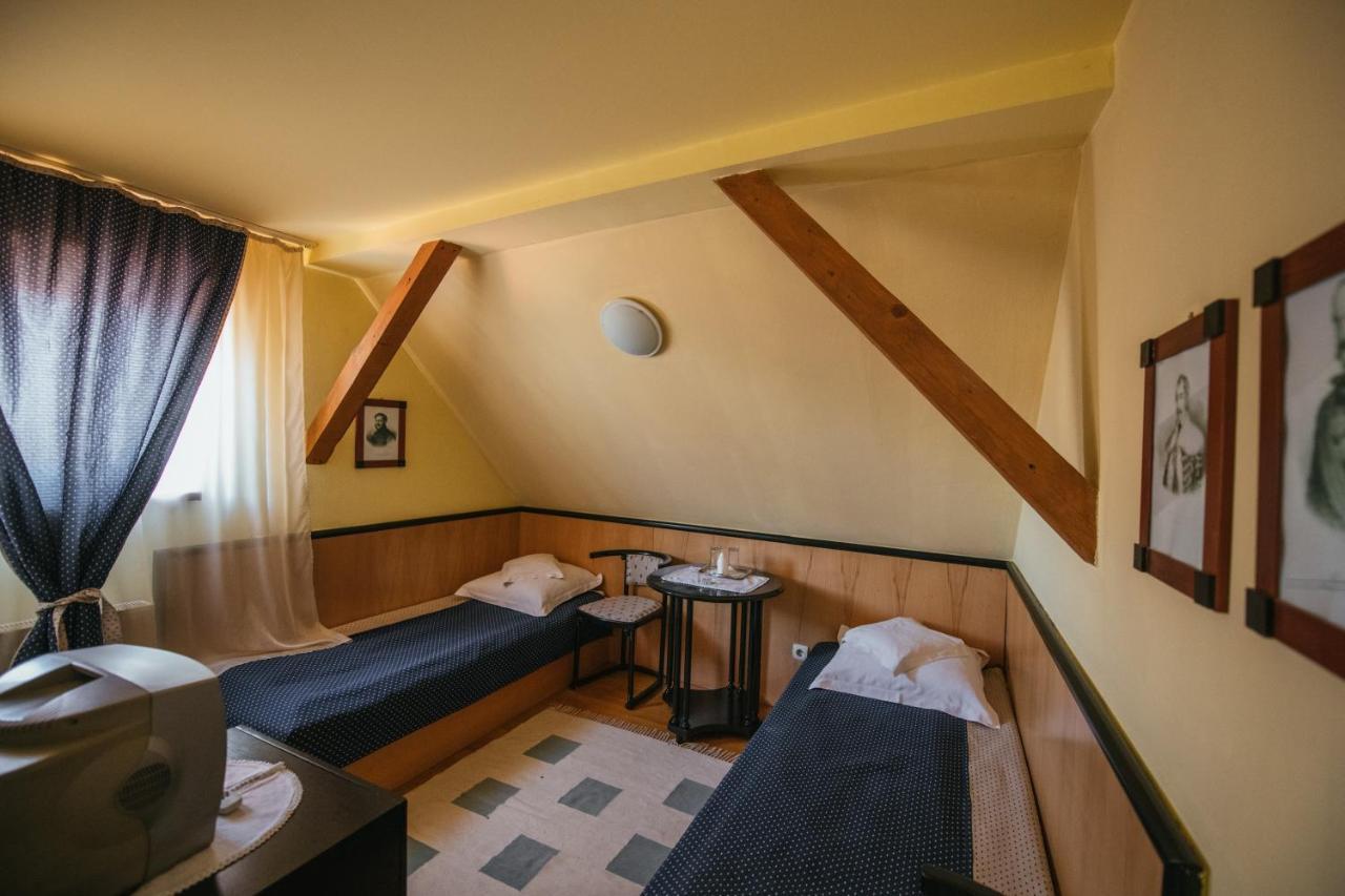 Voeroes Guest House Tirgu Secuiesc Exterior photo
